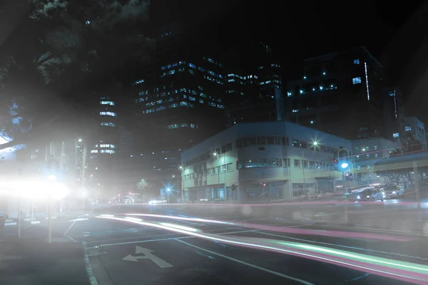 Освітлені дороги шляхом будівництва в місті — стокове фото