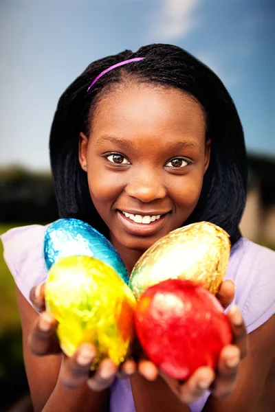 Nő gazdaság színes húsvéti tojás — Stock Fotó