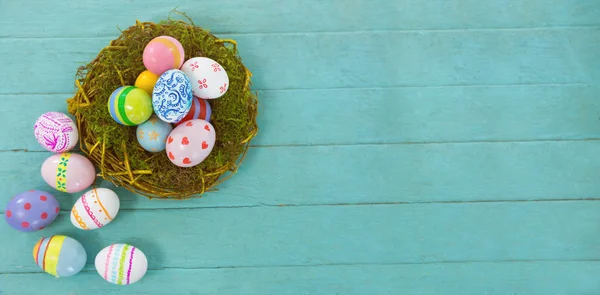 Oeufs de Pâques sur fond de bois bleu — Photo