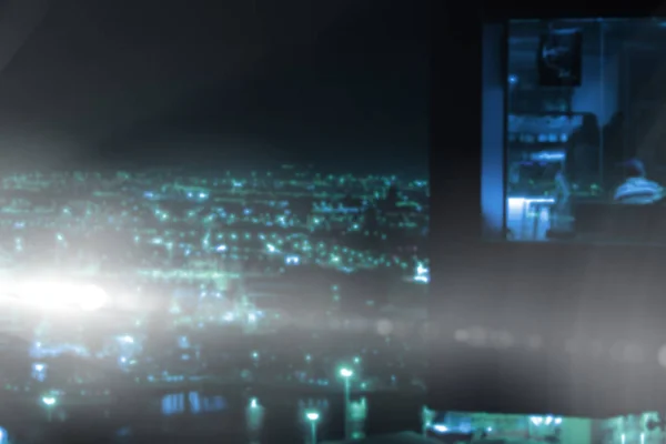 Освітлене місто проти неба вночі — стокове фото
