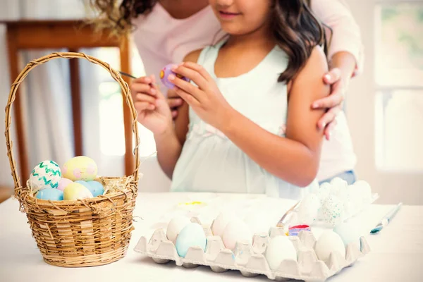 Boldog anya és lánya, húsvéti tojásfestés — Stock Fotó