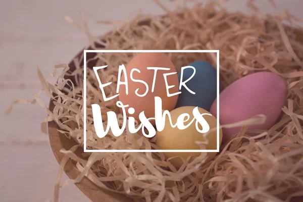 Yuvadaki renkli paskalya yumurtaları