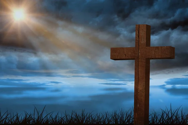 Деревянный крест против голубого неба — стоковое фото