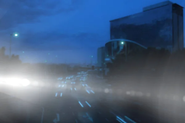 Автомобили, движущиеся по дороге в городе ночью — стоковое фото