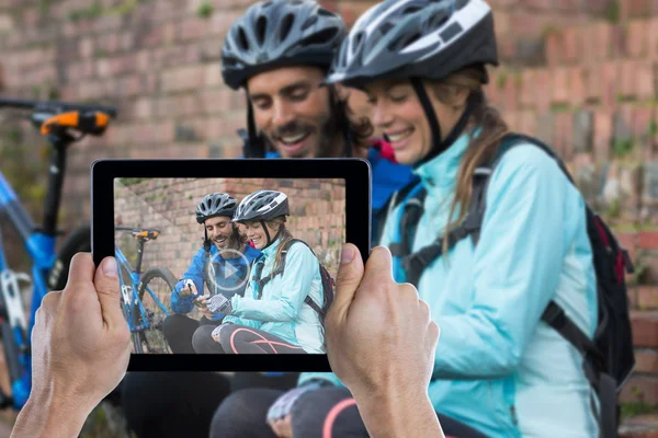 Hand digitale tablet hebt bijgesneden — Stockfoto