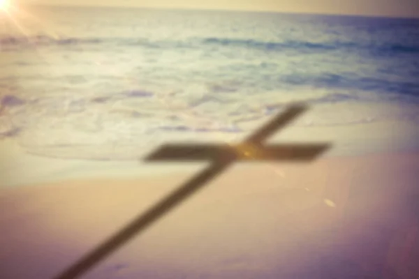 Cruz de madeira contra praia — Fotografia de Stock
