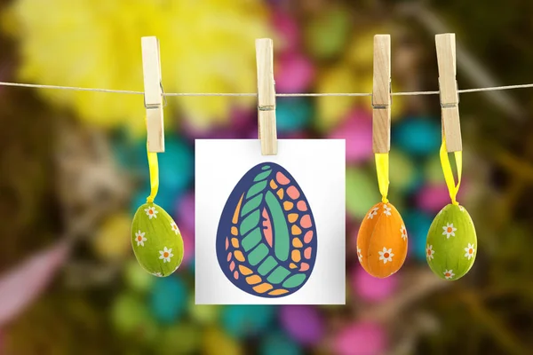 Huevos de Pascua de colores en la cesta de mimbre — Foto de Stock