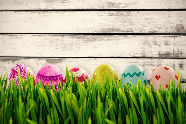 Tráva roste venku a velikonoční vajíčka — Stock fotografie