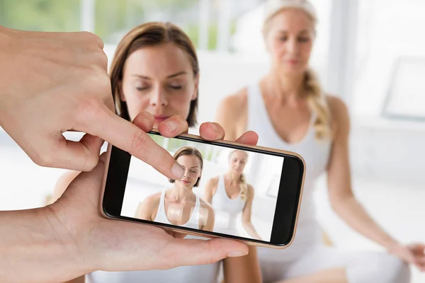 Handen aanraken van slimme telefoon — Stockfoto