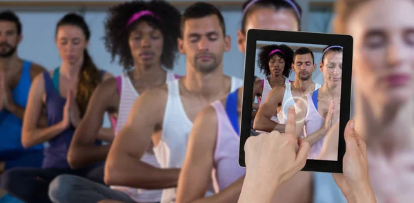 Grupo de personas que realizan yoga — Foto de Stock