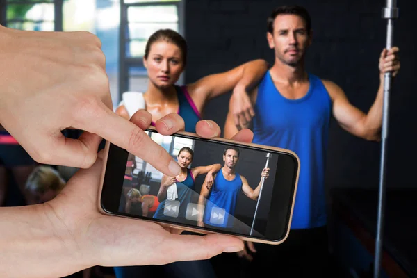 Retrato de amigos serios en forma en el gimnasio — Foto de Stock