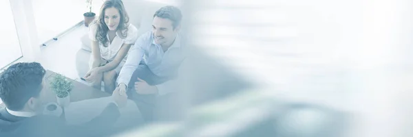 Junges Paar bei einem Treffen mit einem Finanzberater — Stockfoto