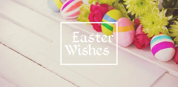 Festett húsvéti tojás, virágok — Stock Fotó