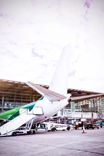 Avião estacionado na pista — Fotografia de Stock