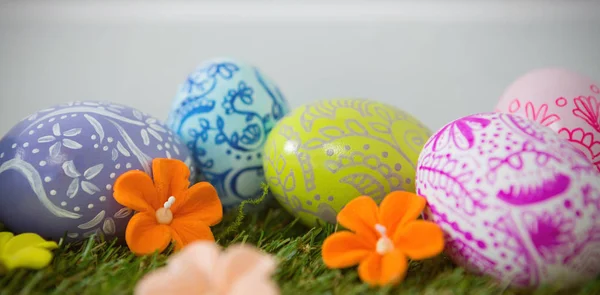 Œufs de Pâques avec divers dessins sur herbe — Photo