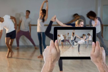 Dijital tablet tutan eli kırpılmış