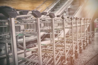 Yük arabaları ve yürüyen merdiven