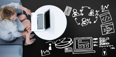 onu laptop kullanan kadın