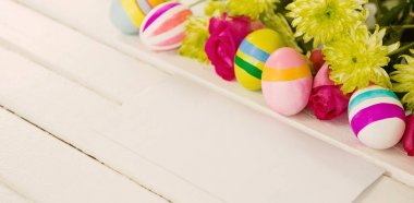 çiçekler boyanmış Paskalya yumurtası