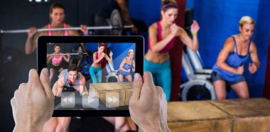 Dijital tablet tutan eli kırpılmış