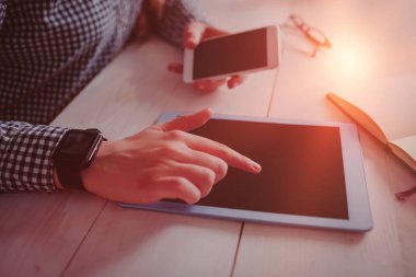Tablet ve smartphone kullanarak ele