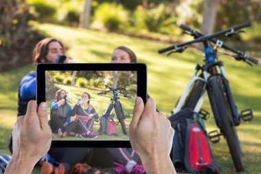 Dijital tablet tutan eli kırpılmış