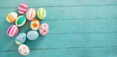 Masada boyalı Paskalya yumurtaları