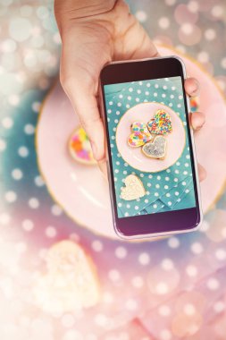 El ele tutuşan cep telefonu