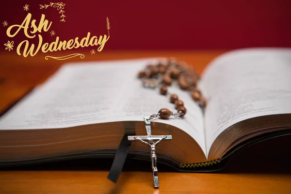 Perline del rosario poggiate sulla Bibbia aperta — Foto Stock