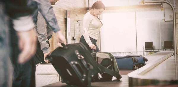 Personas que transportan equipaje de la reclamación de equipaje —  Fotos de Stock