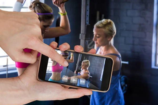 Entrenadora mujer instruyendo a la mujer en gimnasio — Foto de Stock