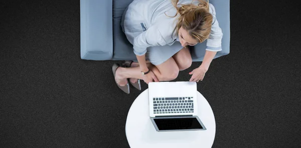 Woman using her laptop — Stock Photo, Image