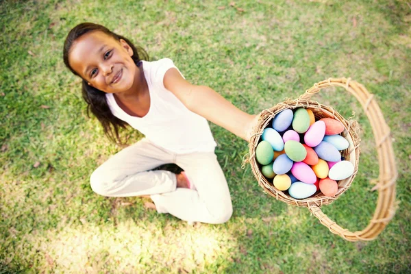A bemutatás tojás húsvéti kosár füvet lány — Stock Fotó