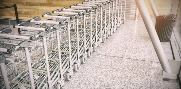 Chariots de supermarché sur le sol — Photo