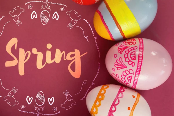 Varie uova di Pasqua disposte su rosa — Foto Stock