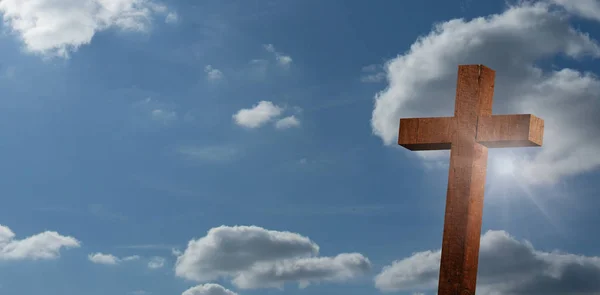 Kreuz gegen Himmel und Wolken — Stockfoto
