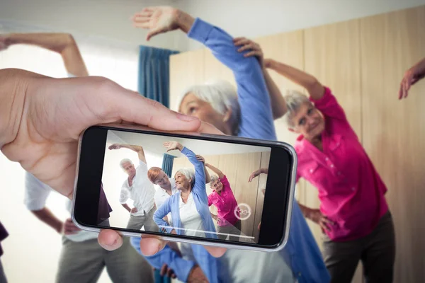 Personas mayores haciendo ejercicios con la enfermera — Foto de Stock