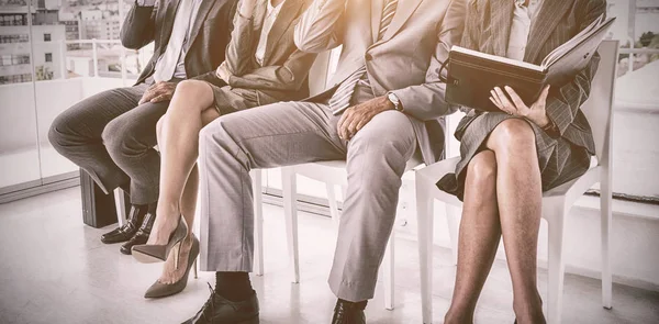 Pessoas de negócios esperando para ser chamado para entrevista — Fotografia de Stock