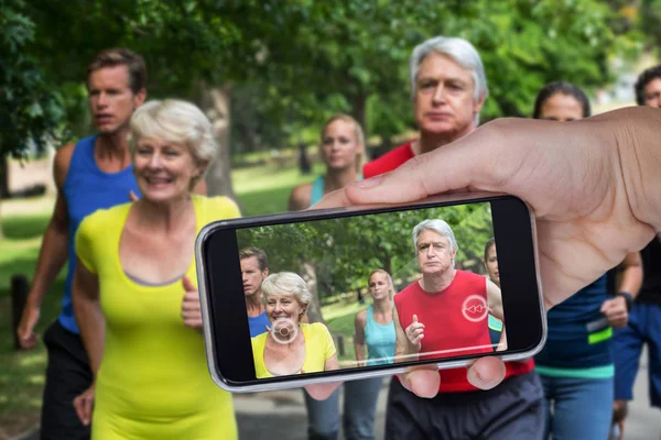 Marathon van mannelijke en vrouwelijke atleten met — Stockfoto