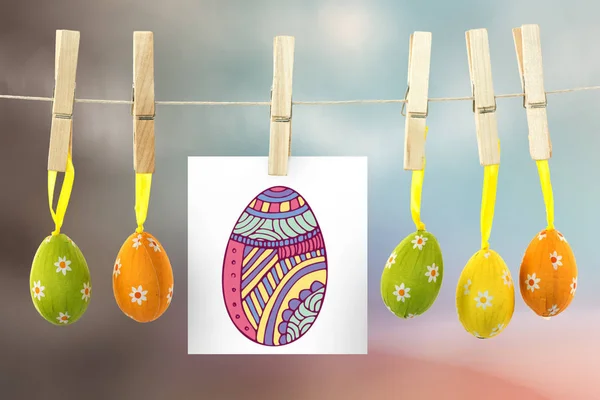 Huevos de Pascua sobre fondo coloreado — Foto de Stock