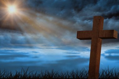 Mavi gökyüzüne karşı ahşap haç