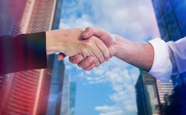 Zakelijke partners schudden handen — Stockfoto