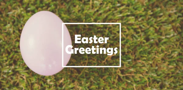 Saluto di Pasqua contro uovo di Pasqua bianco — Foto Stock
