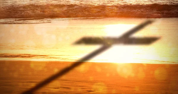 Дерев'яний хрест проти заходу сонця — стокове фото