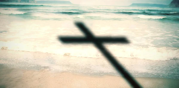 Cruz de madeira contra o mar — Fotografia de Stock