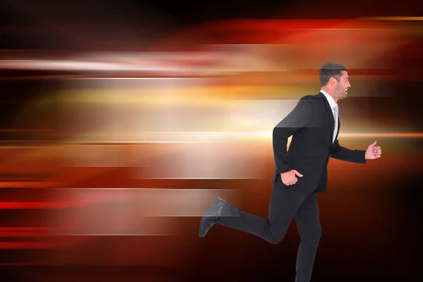 Бізнесмен біжить проти помаранчевих світлових променів — стокове фото