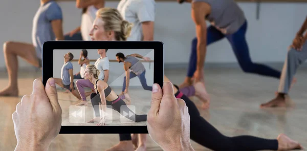 Mano recortada sosteniendo tableta digital — Foto de Stock