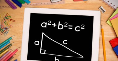 Dijital tablet ile renkli kalemler ve okul malzemeleri 