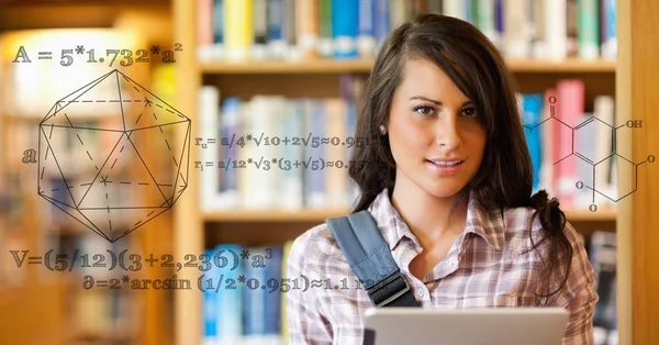 Gerado digitalmente a imagem da estrutura matemática pelo estudante universitário feminino na biblioteca — Fotografia de Stock