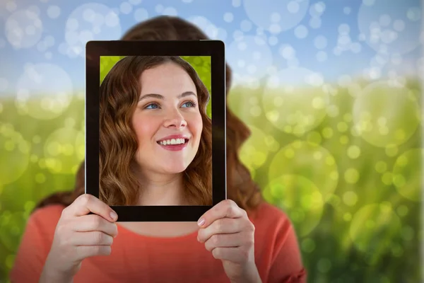 Vrouw met digitale tablet voor haar gezicht — Stockfoto